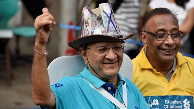 An old man campaigns for cashless economy participates in Mumbai Marathon Dream Run. (Arijit Sen/HT PHOTO) 
