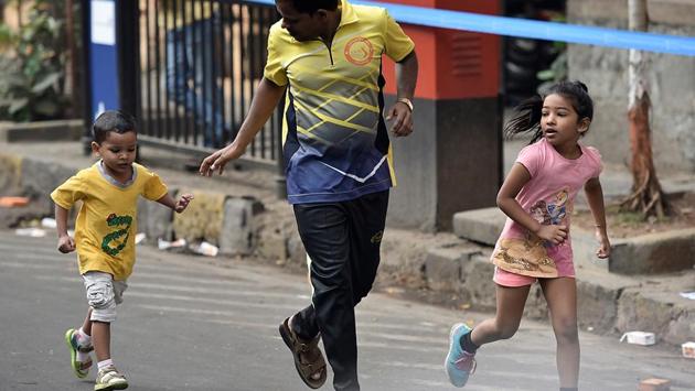 A man with his kids running in Mumbai Marathon. (Arijit Sen/HT PHOTO) 