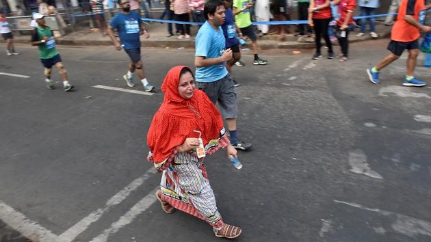 A Burqa clad woman participates in Mumbai Marathon. (Arijit Sen/HT PHOTO) 