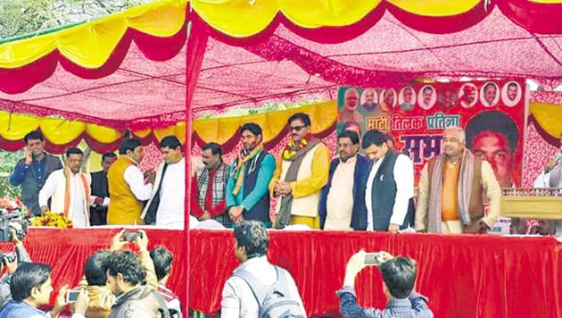 Thakur Dhirendra Singh (wearing a garland and in shades) quit the Congress to join the BJP. (HT PHOTO) Thakur Dhirendra Singh (wearing a garland and in shades) quit the Congress to join the BJP. (HT PHOTO)