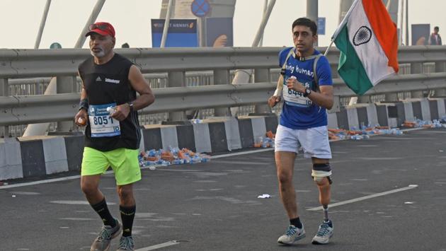 A handicap participant run during the 2017 Mumbai Marathon at Bandra-worli Sealink in Mumbai (Pratik Chorge/HT PHOTO) 
