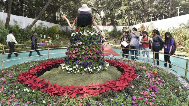 Flower exhibits of Mickey Mouse, Minnie Mouse, Goofy, Donald Duck, Snow White, Doremon,  Barbie and other cartoon characters dot the landscape. (Anshuman Poyrekar/HT ) 