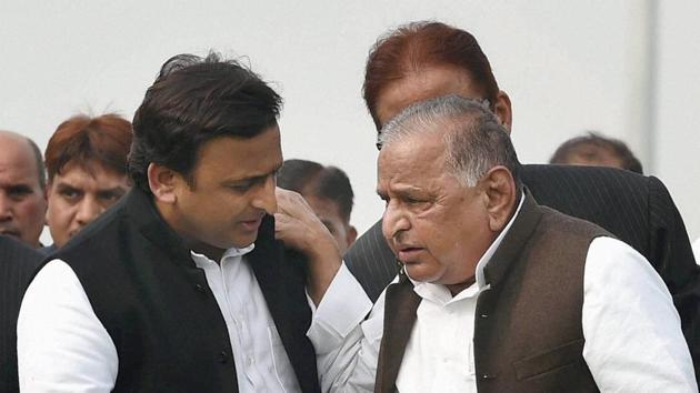 File photo of Uttar Pradesh CM Akhilesh Yadav with Samajwadi Party patriarch Mulayam Singh Yadav.(PTI Phpto)