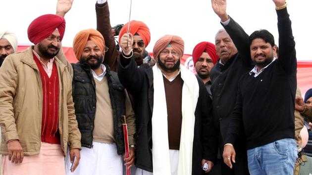 Punjab Congress chief Capt Amarinder Singh and other party leaders at a rally in Mehraj village in Bathinda on Sunday. (Sanjeev Kumar/HT Photo)