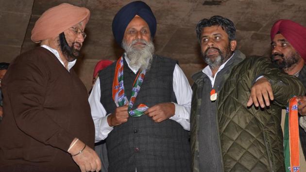 Punjab Congress chief Captain Amarinder Singh welcoming a SAD leader into the party fold in Talwandi Sabo on Sunday.(HT Photo)
