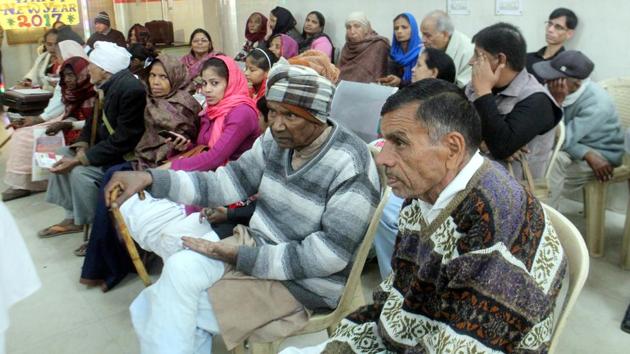 Senior citizens waiting to get their pensions, delayed after the note ban decision, at the post office at Sadar Bazar in Gurgaon (Rahul Grover/HT) Senior citizens waiting to get their pensions, delayed after the note ban decision, at the post office at Sadar Bazar in Gurgaon (Rahul Grover/HT)