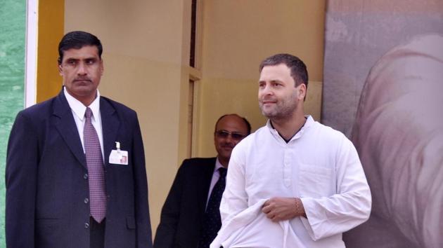 Congress vice president Rahul Gandhi shows his torn kurta pocket at a party workers’ meet in Rishikesh on Tuesday. (HT Photo) Congress vice president Rahul Gandhi shows his torn kurta pocket at a party workers’ meet in Rishikesh on Tuesday. (HT Photo)