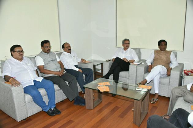 BJP and Shiv sena leaders during the first round of talks held on Monday to form an alliance for the upcoming BMC polls (HT photo) BJP and Shiv sena leaders during the first round of talks held on Monday to form an alliance for the upcoming BMC polls (HT photo)