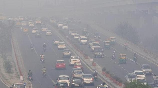 Roads in the capital choked with smog after Diwali celebrations.(HT File Photo)