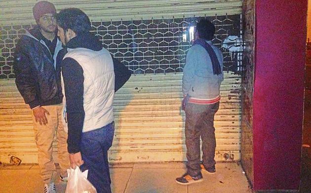 People buying liquor from a shop after it was closed at Sector 22, Chandigarh, on Tuesday. (HT Photo) People buying liquor from a shop after it was closed at Sector 22, Chandigarh, on Tuesday. (HT Photo)