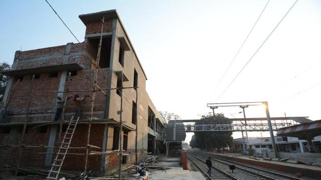 Work in progress at Aishbagh railway station. (Ashok Dutta/ HT Photo) Work in progress at Aishbagh railway station. (Ashok Dutta/ HT Photo)
