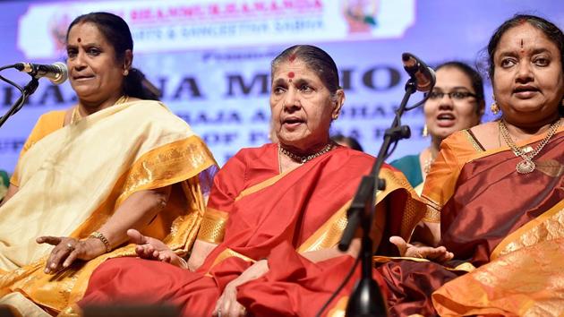 Vijayalaxmi Nathan,80, (centre) was the oldest musician of the group. (Anshuman Poyrekar/HT PHOTO) 