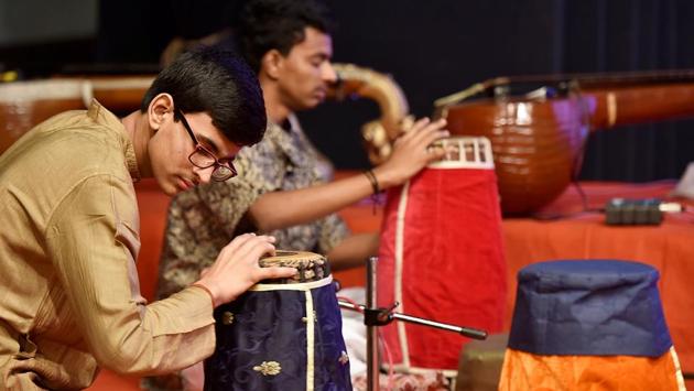 Musicians get ready for the performance. (Anshuman Poyrekar/HT PHOTO) 