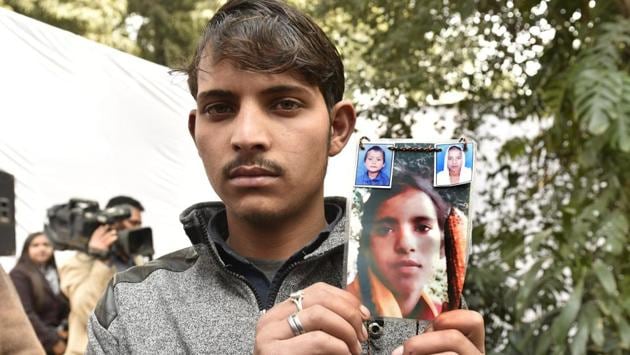 Payal Devi’s brother holds up her photograph at the 2016 National Bravery Awards 2016. Payal who an award (posthumously) for trying to save two children from drowning, losing her life in the process. (Mohd Zakir/HT Photo)