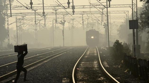 Trains were running late due to fog, at Tilak Bridge railway station in New Delhi.(Arvind Yadav/HT File Photo) Trains were running late due to fog, at Tilak Bridge railway station in New Delhi.(Arvind Yadav/HT File Photo)