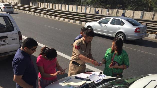 Delhi Police had fined many Gurgaon commuters entering Delhi for violating the odd-even rule that was in place last April.(HT Photo) Delhi Police had fined many Gurgaon commuters entering Delhi for violating the odd-even rule that was in place last April.(HT Photo)