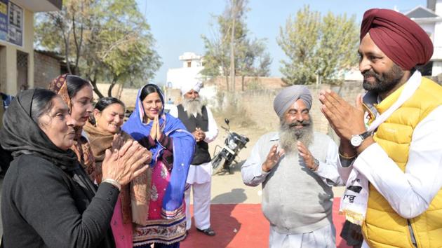 Aam Aadmi Party candidate from Shahkot Amarjit Singh Thind interacting with voters during campaigning.(Ravi Kumar/HT Photo)