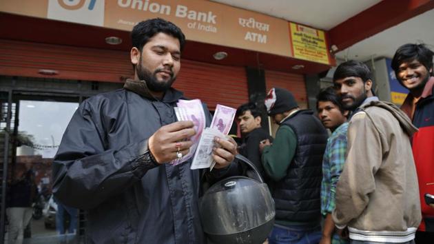 People queue up outside an ATM in Gurgaon on Tuesday. (Sanchit Khanna/HT Photo) People queue up outside an ATM in Gurgaon on Tuesday. (Sanchit Khanna/HT Photo)
