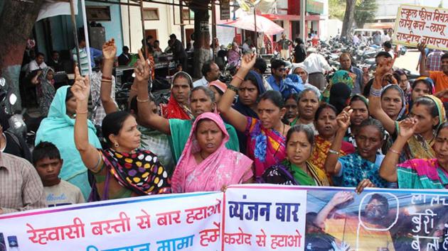 Bhopal residents take out a rally demanding removal of a newly opened liquor shop in their area.(HT File Photo)