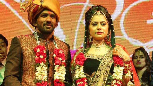 London Olympics bronze medallist wrestler Yogeshwar Dutt married Sheetal Sharma, daughter of Haryana congress leader Jaibhagwan Sharma, in Singhola, on the outskirts of New Delhi Monday night. The function was attended by many sports stars as well as politicians and socialites. (Manoj Verma/Hindustan Times)