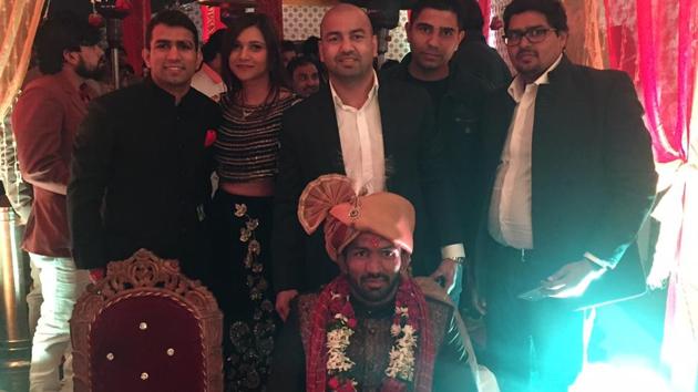 International boxers Akhil Kumar (centre) and Jitender Kumar (right) with Yogeshwar Dutt just before the big moment. (Manoj Verma/Hindustan Times)