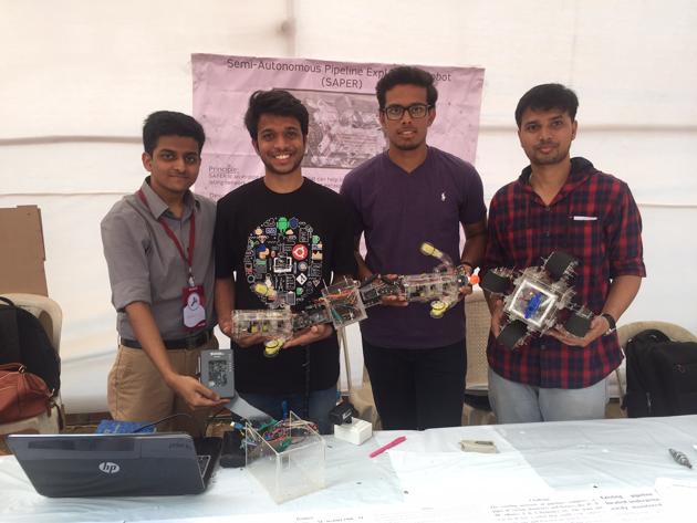 Students with SAPER, a drain-cleaning bot that detects the presence of clogs, cracks and harmful gases.