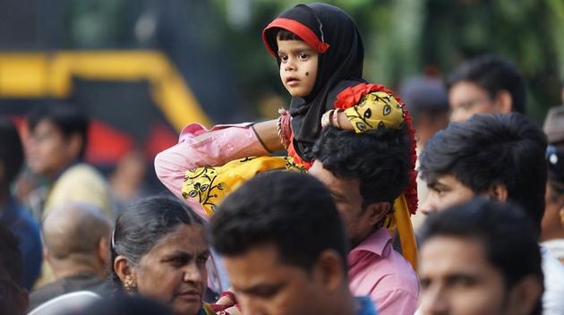 A crowd gathered outside actor Salman Khan's residence  in Mumbai on Wednesday. (prodip guha/ht photo) 
