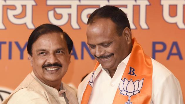 Protestors burnt the effigy of BJP leader and Gautam Budh Nagar MP Dr Mahesh Sharma (left). (Mohd Zakir/HT File Photo) Protestors burnt the effigy of BJP leader and Gautam Budh Nagar MP Dr Mahesh Sharma (left). (Mohd Zakir/HT File Photo)