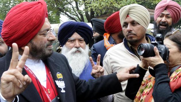 General JJ Singh (retd) posing to his wife Anupama Singh in Patiala on Tuesday. (Bharat Bhushan/HT Photo) General JJ Singh (retd) posing to his wife Anupama Singh in Patiala on Tuesday. (Bharat Bhushan/HT Photo)