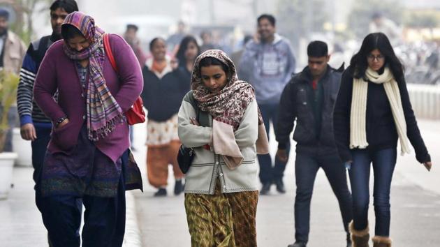 There was no sunshine till 9 am and most vehicles on the Delhi-Gurgaon Expressway had their fog lights on.(Sanchit Khanna/HT Photo) There was no sunshine till 9 am and most vehicles on the Delhi-Gurgaon Expressway had their fog lights on.(Sanchit Khanna/HT Photo)