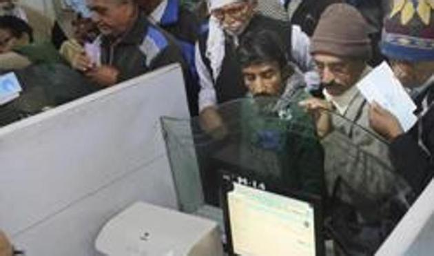 Indians stand in a queue to deposit discontinued notes in a bank. India yanked most of its currency bills from circulation without warning, delivering a jolt to the country's high-performing economy and leaving countless citizens scrambling for cash. (AP) Indians stand in a queue to deposit discontinued notes in a bank. India yanked most of its currency bills from circulation without warning, delivering a jolt to the country's high-performing economy and leaving countless citizens scrambling for cash. (AP)