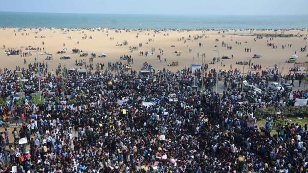 Thousands of people staged demonstrations against a ban on the bull-taming sport Jallikattu at Chennai’s Marina Beach on Wednesday. (V. Srinivasulu / Ht photo) Thousands of people staged demonstrations against a ban on the bull-taming sport Jallikattu at Chennai’s Marina Beach on Wednesday. (V. Srinivasulu / Ht photo)