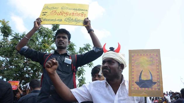 Police installed jammers to block mobile phone signals, fearing that social media posts could add to the anger and bring in more protesters. (V. Srinivasulu / Ht photo) Police installed jammers to block mobile phone signals, fearing that social media posts could add to the anger and bring in more protesters. (V. Srinivasulu / Ht photo)