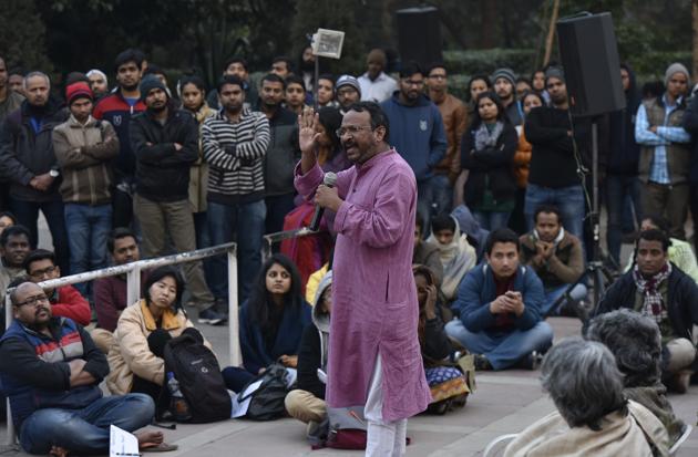 Bezwada Wilson speaks during a lecture series at JNU Campus in New Delhi on Wednesday.(Vipin Kumar/Hindustan Times)