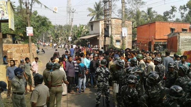Police personnel at Bhangar after a clash with villagers over power grid project in South 24 Parganas. (HT Photo) Police personnel at Bhangar after a clash with villagers over power grid project in South 24 Parganas. (HT Photo)