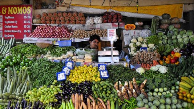 The weather–and so the harvest–was good in 2016, leading to a surge in vegetable supply, thereby causing a drop in prices, further lowered by the cash-crush following demonetisation.(HT File Photo) The weather–and so the harvest–was good in 2016, leading to a surge in vegetable supply, thereby causing a drop in prices, further lowered by the cash-crush following demonetisation.(HT File Photo)