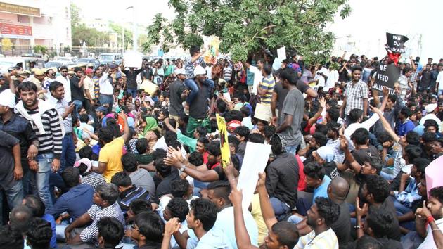 Students of Chennai protest for Jallikattu at Marina beach on Tuesday at Chennai.(V. Srinivasulu/HT Photo)