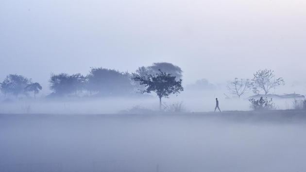 Dense fog envelops the banks of the Yamuna river in New Delhi. (Ravi Choudhary/HT PHOTO) Dense fog envelops the banks of the Yamuna river in New Delhi. (Ravi Choudhary/HT PHOTO)