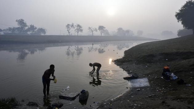 Men wash clothes on the banks of the Yamuna river. (Ravi Choudhary/HT PHOTO) Men wash clothes on the banks of the Yamuna river. (Ravi Choudhary/HT PHOTO)