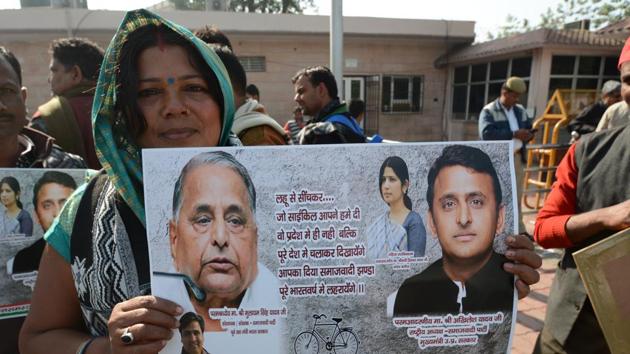 Samajwadi Party supporters hold posters and banners to campaign for party in Lucknow on Wednesday.(Ashok Dutta/ HT Photo) Samajwadi Party supporters hold posters and banners to campaign for party in Lucknow on Wednesday.(Ashok Dutta/ HT Photo)