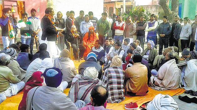 Tejpal Nagar (with mic) addressing the gathering at the temple in Bisada village of Dadri.(HT Photo) Tejpal Nagar (with mic) addressing the gathering at the temple in Bisada village of Dadri.(HT Photo)