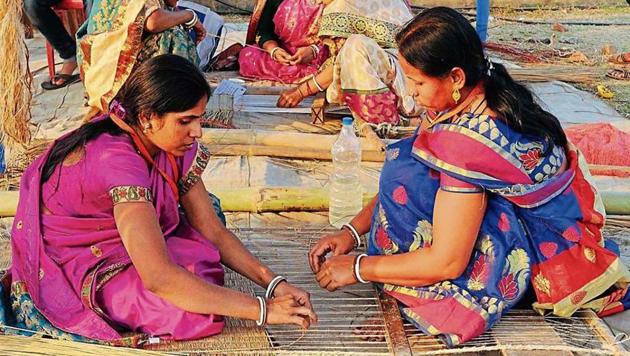 Women weave mats at Madur Mela in Digha on January 13. The festival is dedicated to traditional mat weavers.(Subhankar Chakraborty/ HT PHOTO)