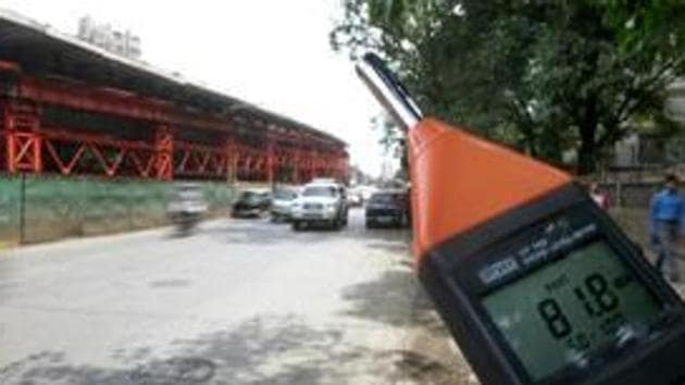 The NGO measured sound levels under five Metro stations — Chakala metro (JB Nagar) station, Marol Naka, Saki Naka, Airport Road and Western Express Highway — and found noise levels ranging from 70 decibels (dB) to 91dB, with vehicles horns as the primary source of sound. (HT) The NGO measured sound levels under five Metro stations — Chakala metro (JB Nagar) station, Marol Naka, Saki Naka, Airport Road and Western Express Highway — and found noise levels ranging from 70 decibels (dB) to 91dB, with vehicles horns as the primary source of sound. (HT)