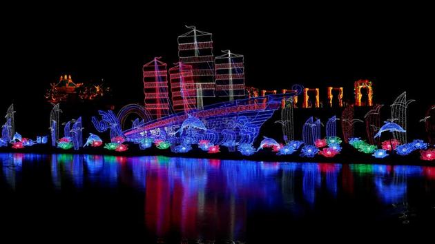 Illuminating outdoor installations of life-sized and oversized lanterns have been set up in London as part of the “Explore The Silk Road” festival to celebrate the 2017 Chinese New Year of the Rooster, at Chiswick House in London, Britain January 18, 2017. (Neil Hall / REUTERS) Illuminating outdoor installations of life-sized and oversized lanterns have been set up in London as part of the “Explore The Silk Road” festival to celebrate the 2017 Chinese New Year of the Rooster, at Chiswick House in London, Britain January 18, 2017. (Neil Hall / REUTERS)