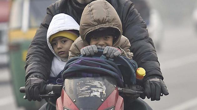 The minimum temperature in Delhi was recorded at 4 degrees Celsius. However, the residents said it felt a lot colder. Weather experts said it is because of the ‘wind chill’ factor.(Raj K Raj) The minimum temperature in Delhi was recorded at 4 degrees Celsius. However, the residents said it felt a lot colder. Weather experts said it is because of the ‘wind chill’ factor.(Raj K Raj)