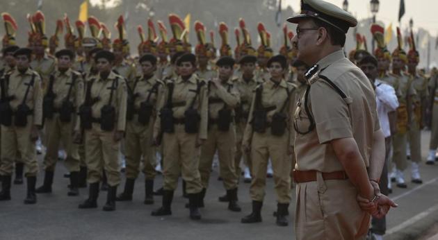 Women commandos march as Delhi Police commissioner Alok Verma looks on, at Amar Jawan Jyoti, India Gate, in New Delhi.(Raj K Raj/HT PHOTO) Women commandos march as Delhi Police commissioner Alok Verma looks on, at Amar Jawan Jyoti, India Gate, in New Delhi.(Raj K Raj/HT PHOTO)