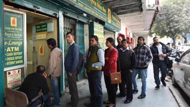 People queue up outside an ATM to withdraw cash near Connaught Place in New Delhi.(Virendra Singh Gosain/HT File Photo)