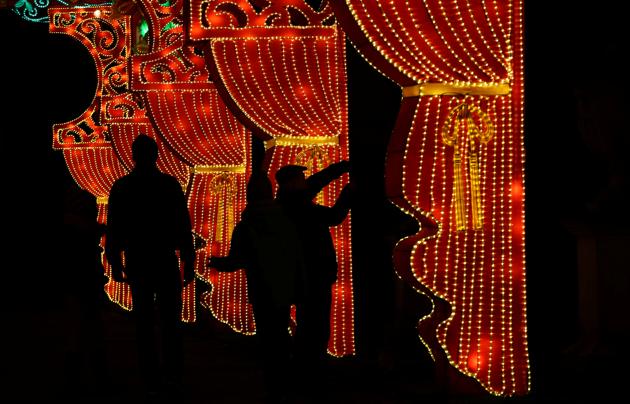 People are silhouetted against a light display during the The Magical Lantern Festival marking the Chinese new year at Chiswick House in London, Britain January 18, 2017. (Neil Hall / REUTERS) People are silhouetted against a light display during the The Magical Lantern Festival marking the Chinese new year at Chiswick House in London, Britain January 18, 2017. (Neil Hall / REUTERS)