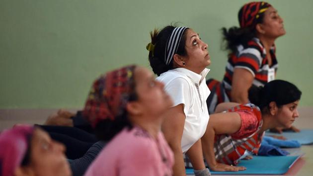 The women took a 30-second break after every 50 Surya  Namaskars. (Pratham Gokhale/HT PHOTO) 