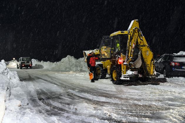 Emergency vehicle clears out the snow from a central street of Montereale after the earthquake. (AFP Photo) Emergency vehicle clears out the snow from a central street of Montereale after the earthquake. (AFP Photo)